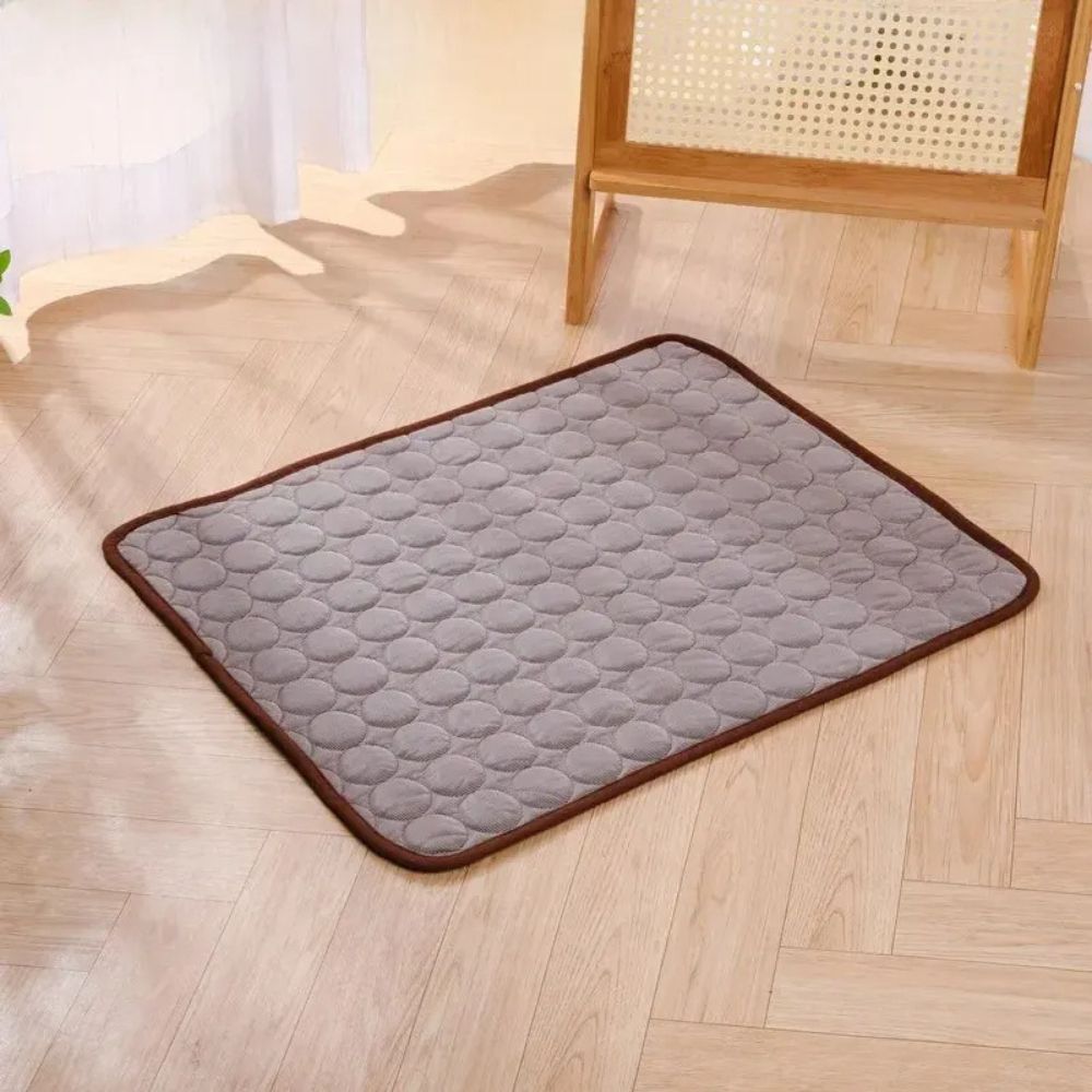 Die Hundekühlmatte in Farbe Braun.