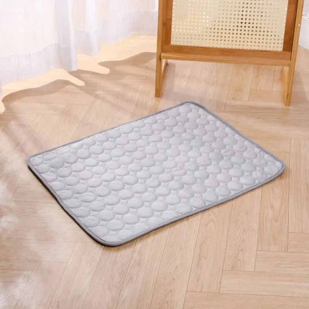 Die Hundekühlmatte in Farbe Grau.