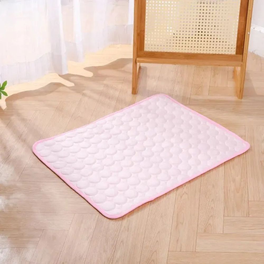 Die Hundekühlmatte in Farbe Rosa.